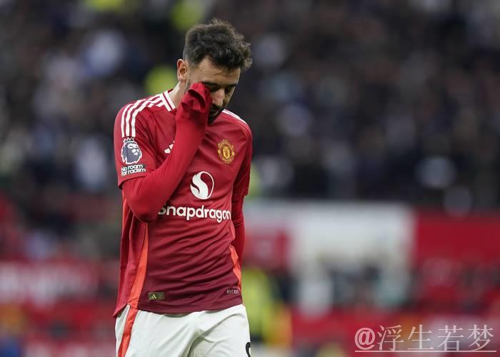 阿莫林40岁无奈蹲地！曼联1周内2场比赛失误频发 1-4惨败再添4大尴尬